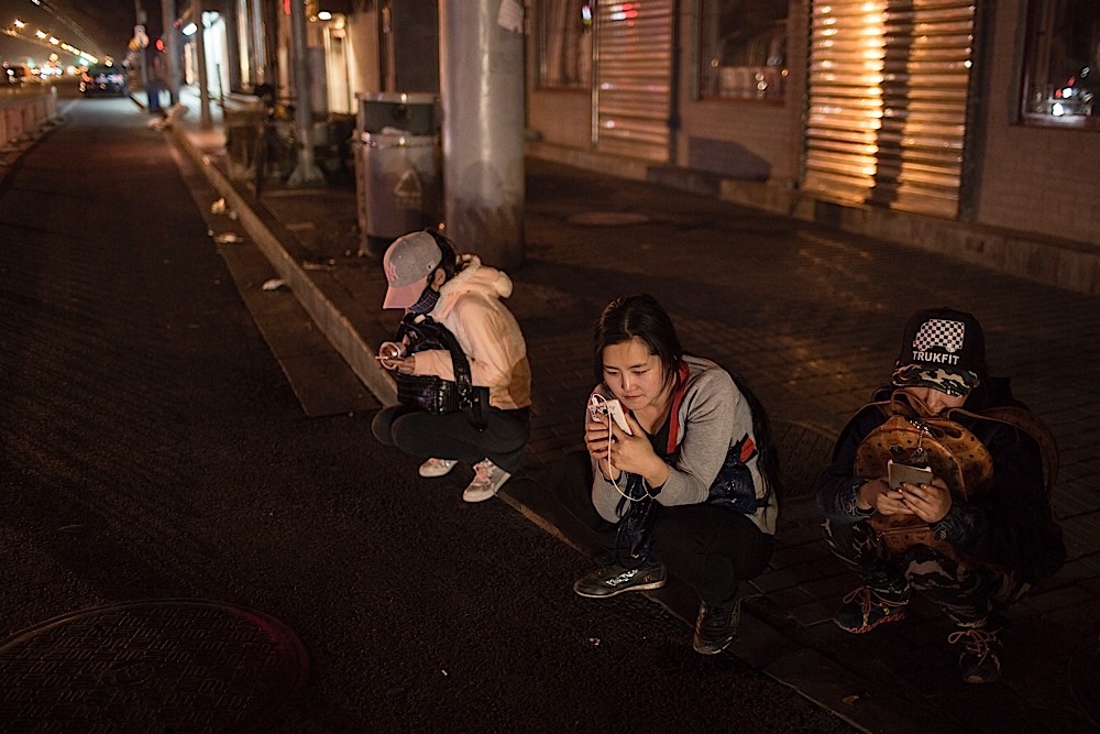 圓圓、小坤和怡麗在北京的街頭，她們三人是國內最早聯合在一起維權的受害者。攝: 馮海泳