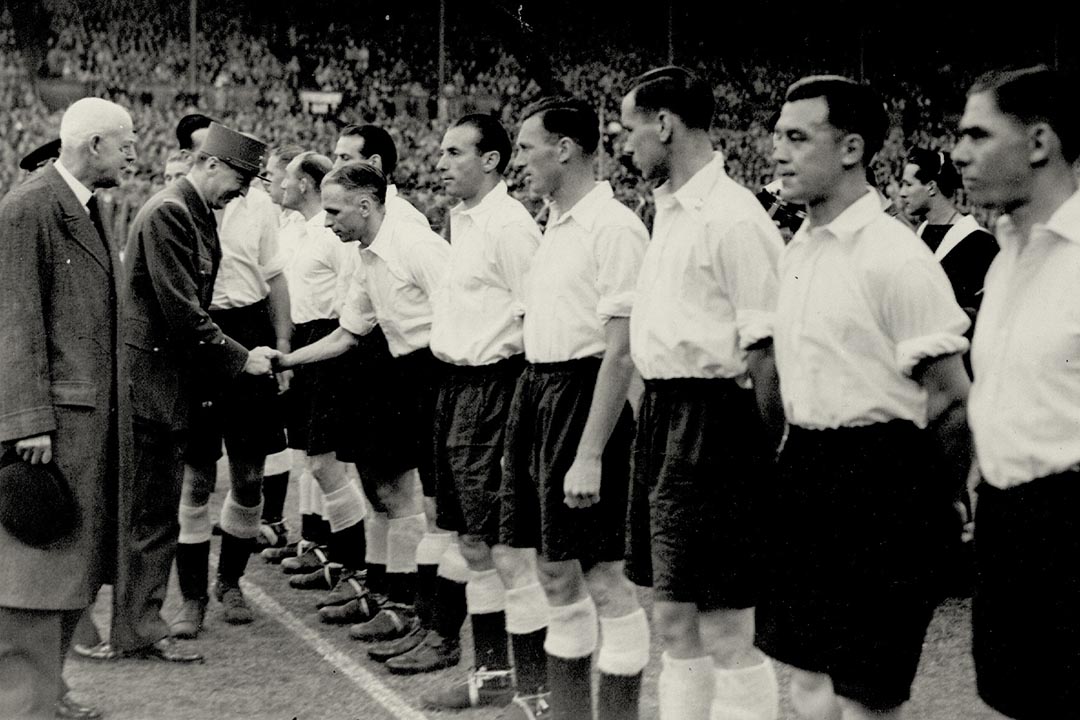 1945年5月26日英國對法國「二戰勝利賽」 ,戴高樂將軍與球員 Stanley Matthews、Tommy Lawton、Joe Mercer、Frank Soo(右二 )等握手。(圖片由作者提供)
