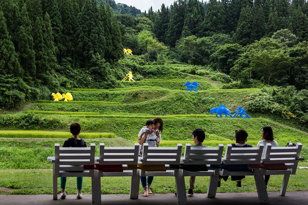 2015年8月23日 日本松代町 遊客們在藝術家Ilya 和 Emilia Kabakov作品 “稻田”前休息。 攝: Nicole Tung /端傳媒