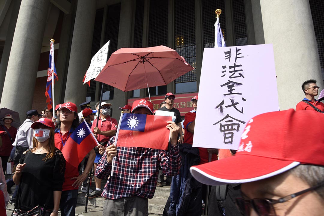洪秀柱支持者在臨時全國黨代表大會外示威。攝 : 陳弘岱/端傳媒