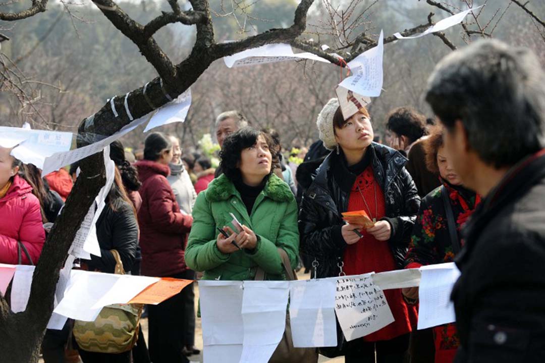 湖北省武汉市,單身青年和家長在公園觀看相親信息。攝:MIAO JIAN / IMAGINECHINA