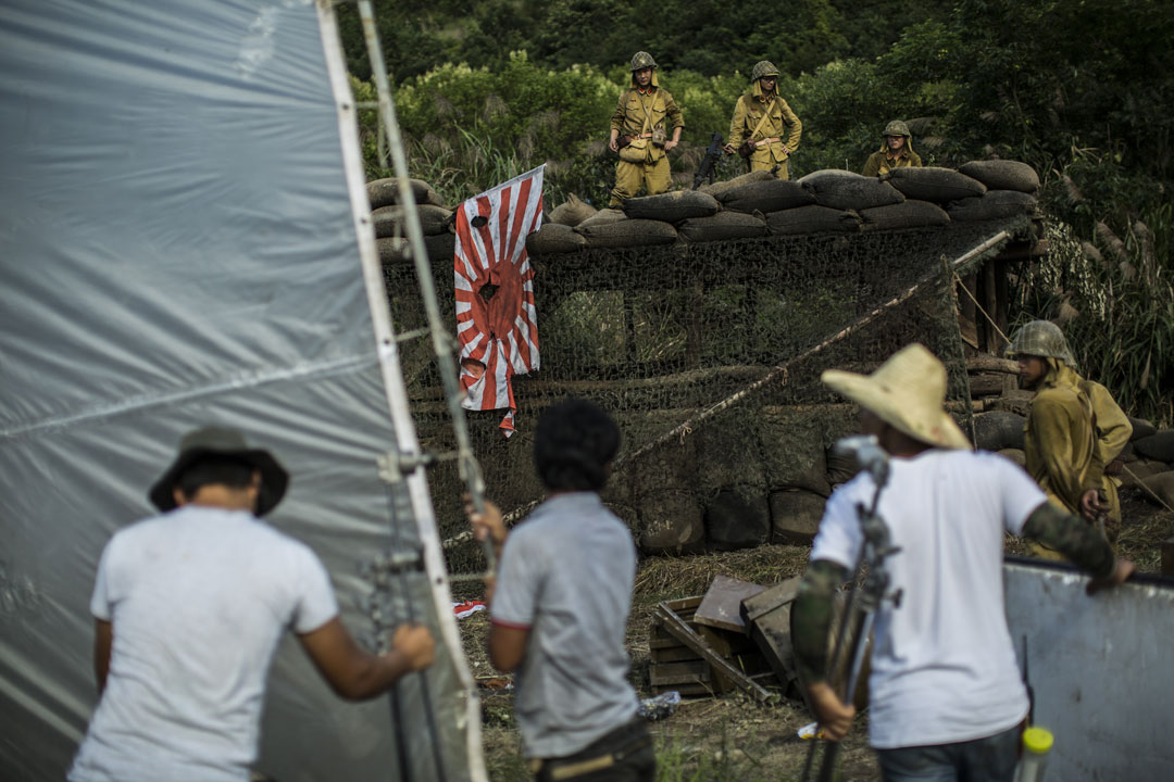 《共赴國難》劇組在橫店影視城一處以革命戰爭作背景的山頭拍攝日軍被國軍攻打的戲份。攝: 林亦非/端傳媒 
