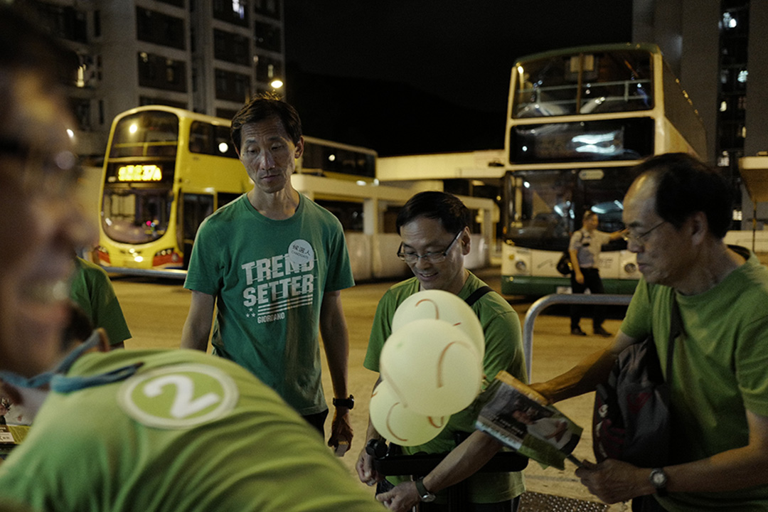 港島置富選區候選人姚松炎（左）。攝：Anthony Kwan/端傳媒