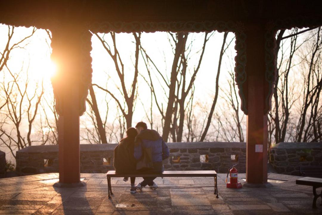 一對情侶在看日落。攝 : ED JONES / AFP