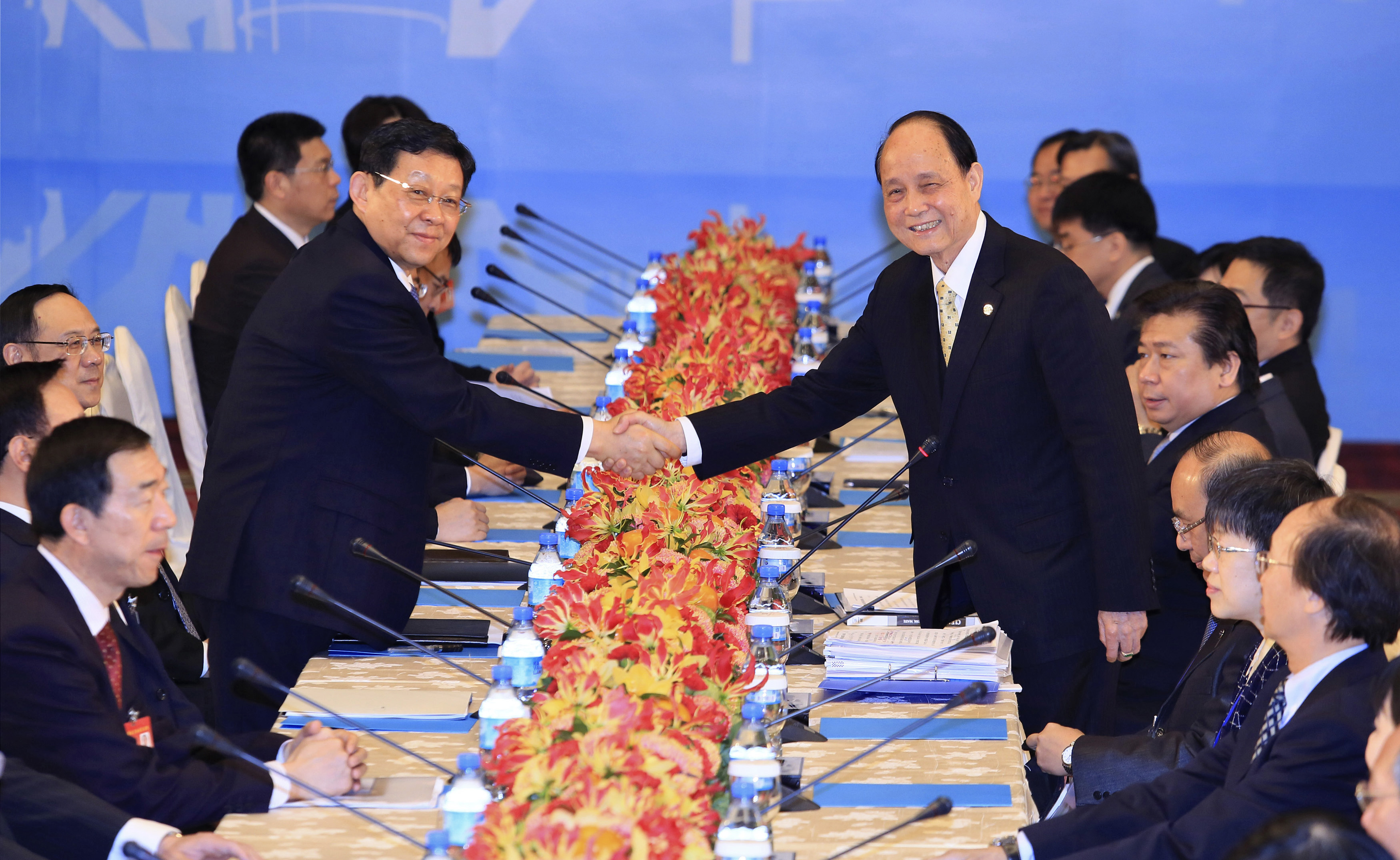 大陸海協會會長陳德銘(左)與海基會董事長林中森(右),於2014年進行兩岸兩會高層會談。攝: Cheng Ko /REUTERS