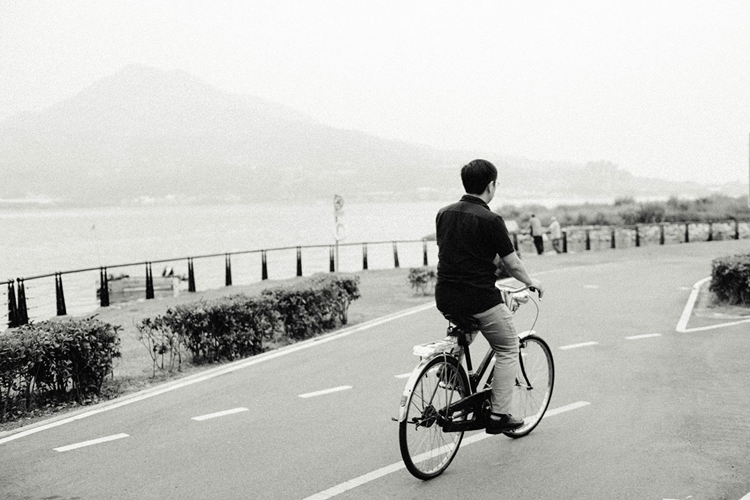 「不管约哪一个地点,我都是骑单车。」吴明益与他的幸福牌铁马。摄:赵豫中/端传媒