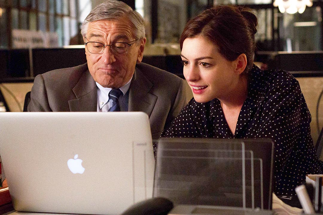罗拔迪尼路(Robert De Niro)在电影《见习冇限耆》(The Intern)中,饰演一位永远文质彬彬的长者 Ben,但 Ben 是罕有物种,大部分的老人家都有坏习惯──那些从年轻时开始巩固根基,不易动摇。人到晚年,更加不屑去改正。图为《见习冇限耆》(The Intern)剧照。