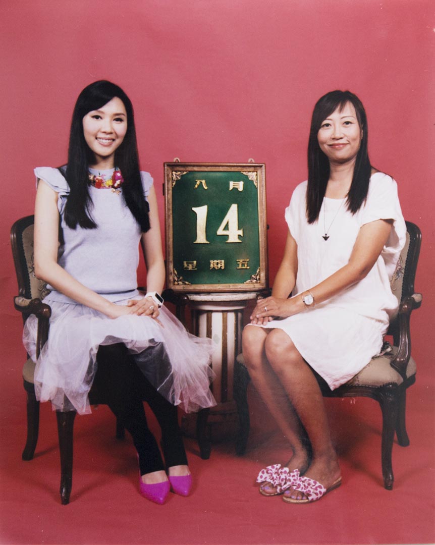 這一天,羅泳嫻偕羅慧儀到舊式影樓拍攝家庭照,為這段曲折的親情留記念。