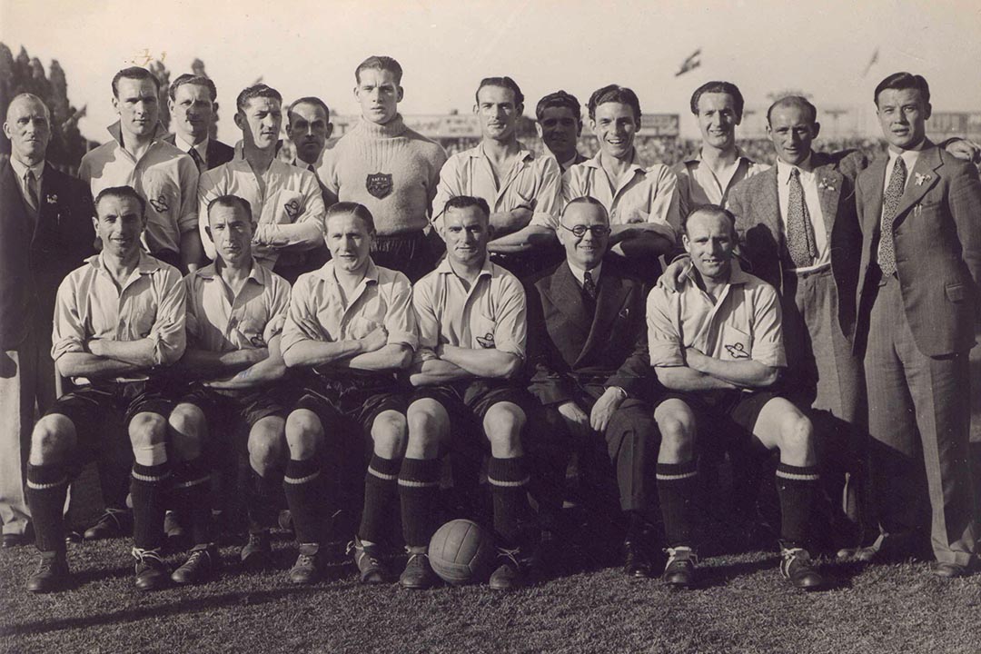 Frank(最右)與Stanley Matthews、Stan Mortensen組成的英國皇家空軍足球隊。(圖片由作者提供)