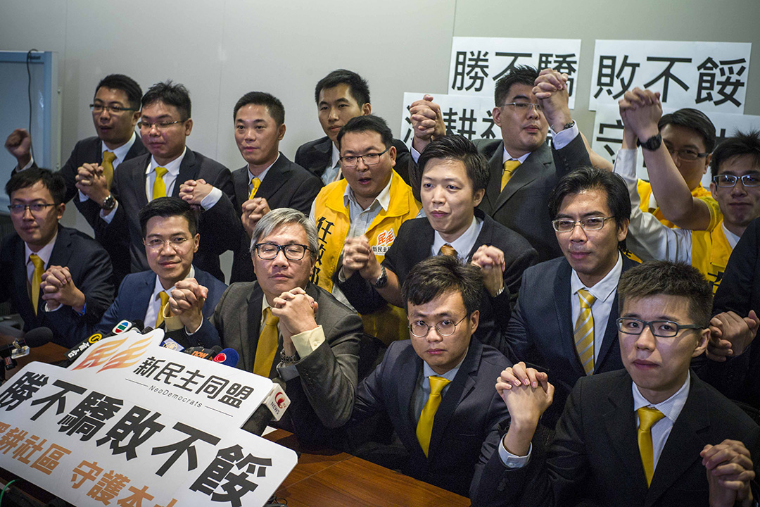 2015年11月23 日,在区选中赢得15席的新民主同 盟在选举翌日召开记者会,会上各人互相握手。摄:叶家豪/端传媒