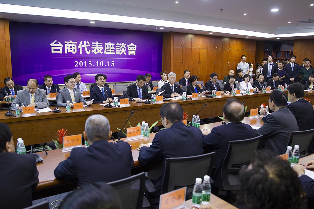 2015年10月15日,東莞,陸委會主委夏立言與廣東台商代表座談。攝:鐘智/端傳媒