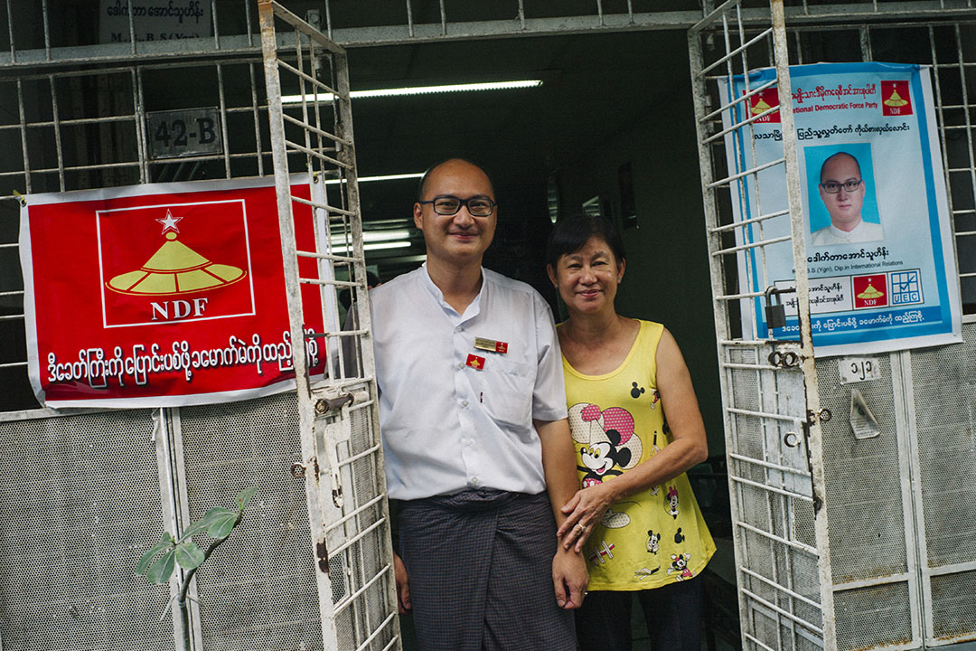 全国民主力量党(NDF)华人Aung Thu Hein参选缅甸大选,图为他和妈妈于旧居留影。摄:叶家豪/端传媒