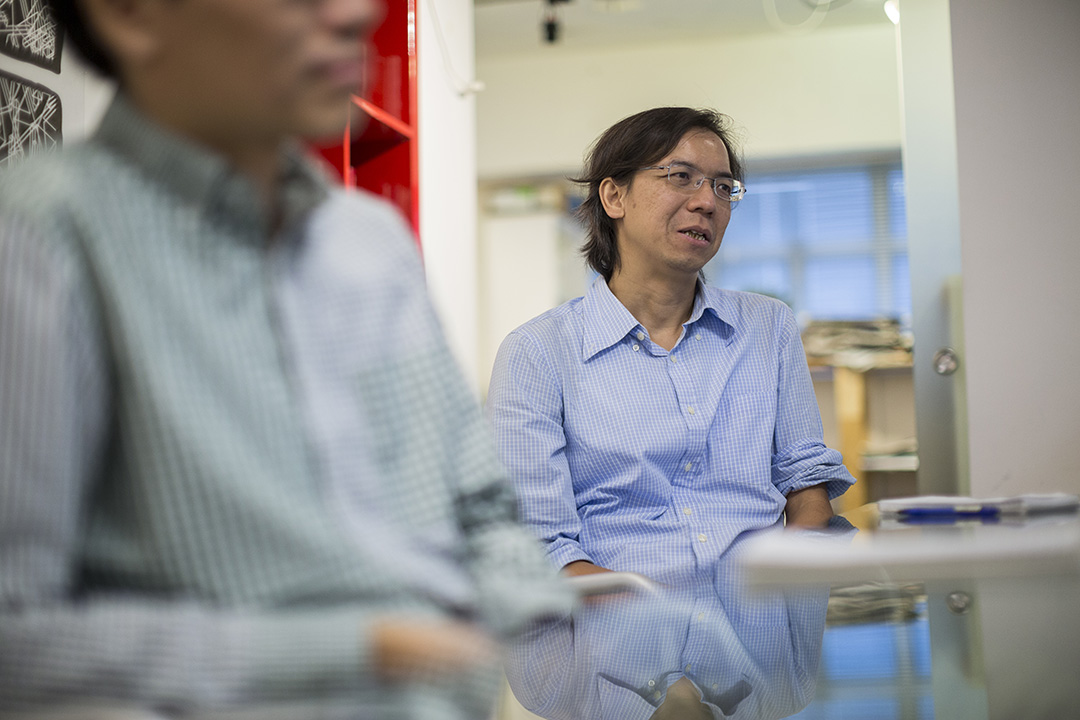 立場新聞董事兼總編輯鍾沛權,亦是立場前身主場新聞的開國功臣。他說主場「非正常死亡」令他們須確保「立場」不會因為一個人受攻擊便倒下。據說2014年夏天主場結業前,創辦人蔡東豪受到來自北京非常嚴重的威脅。攝:Jerome Favre/端傳媒