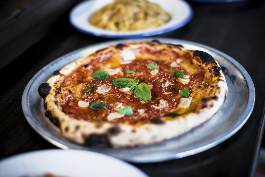 Marinara Pizza $100 ，這是個很健康的Pizza，沒有肉，只下番茄醬、蒜片、牛至和橄欖油來焗，酸酸的香氣和薄餅的麵粉香交纏，愈吃愈想吃。攝：Keith Tsuji/ 端傳媒