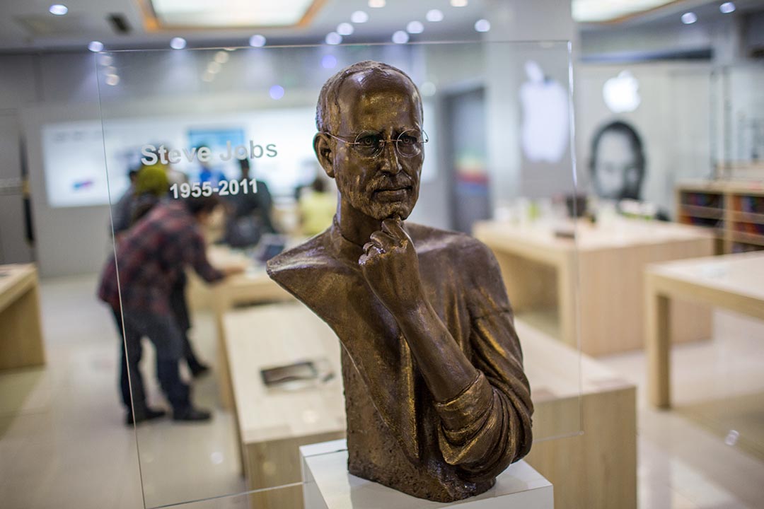 蘋果公司的聯合創始人之一史提夫·喬布斯的頭像被展示於德黑蘭一間專門售賣蘋果產品的商店門外。攝: Arash khamooshi /端傳媒