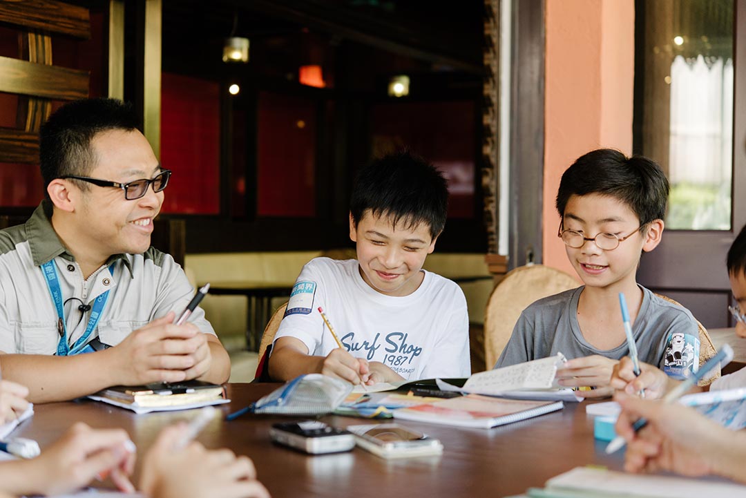 Vincent哥哥就像一部百科全書,解答了小記者們不少千奇百怪的問題,孩子都滿足了。攝: Lit Ma /端傳媒