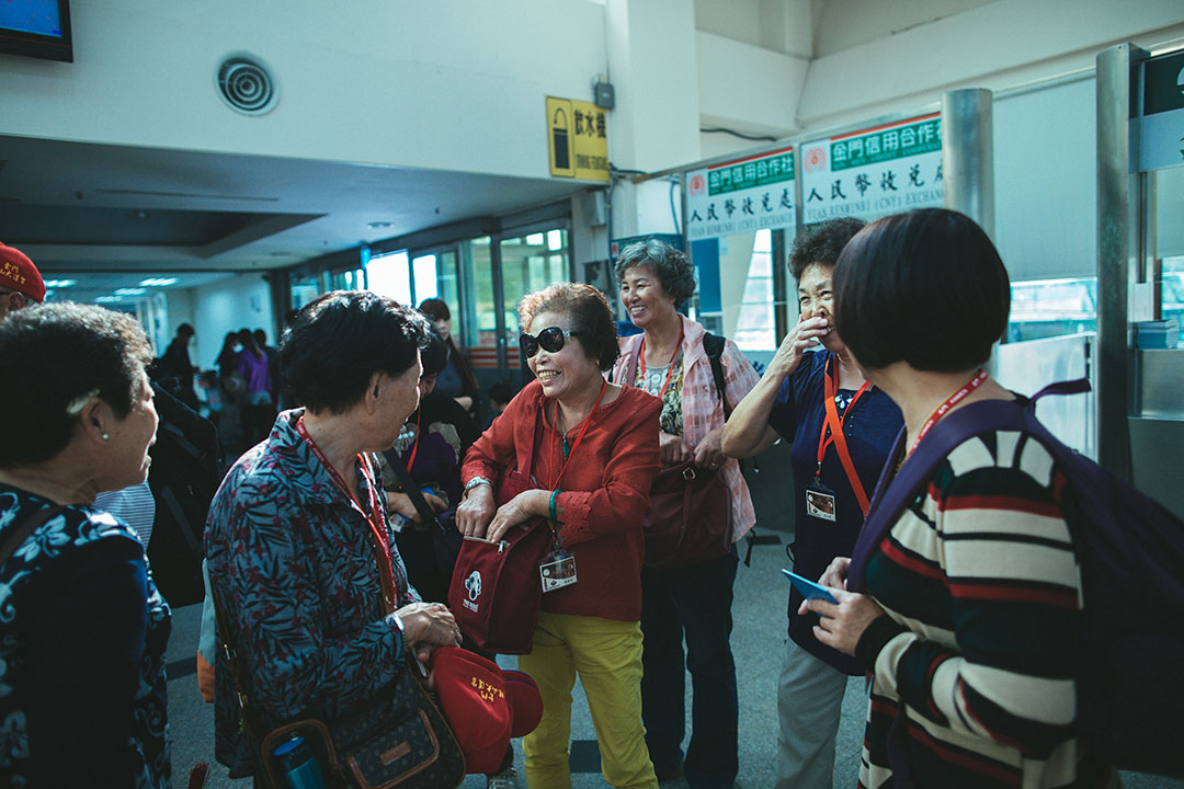 旅客在金門客運碼頭等候前往廈門。攝：王嘉豪/端傳媒
