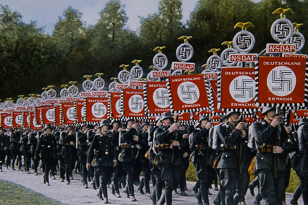 1933年,納粹黨旗手在紐倫堡遊行。攝: The Art Archive / John Meek