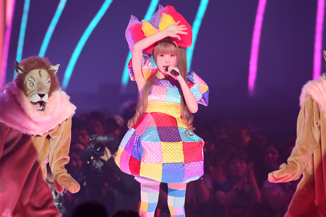 日本艺人凯莉葩缪葩缪在日本MTV电视节目上表演。摄： Ken Ishii/GETTY