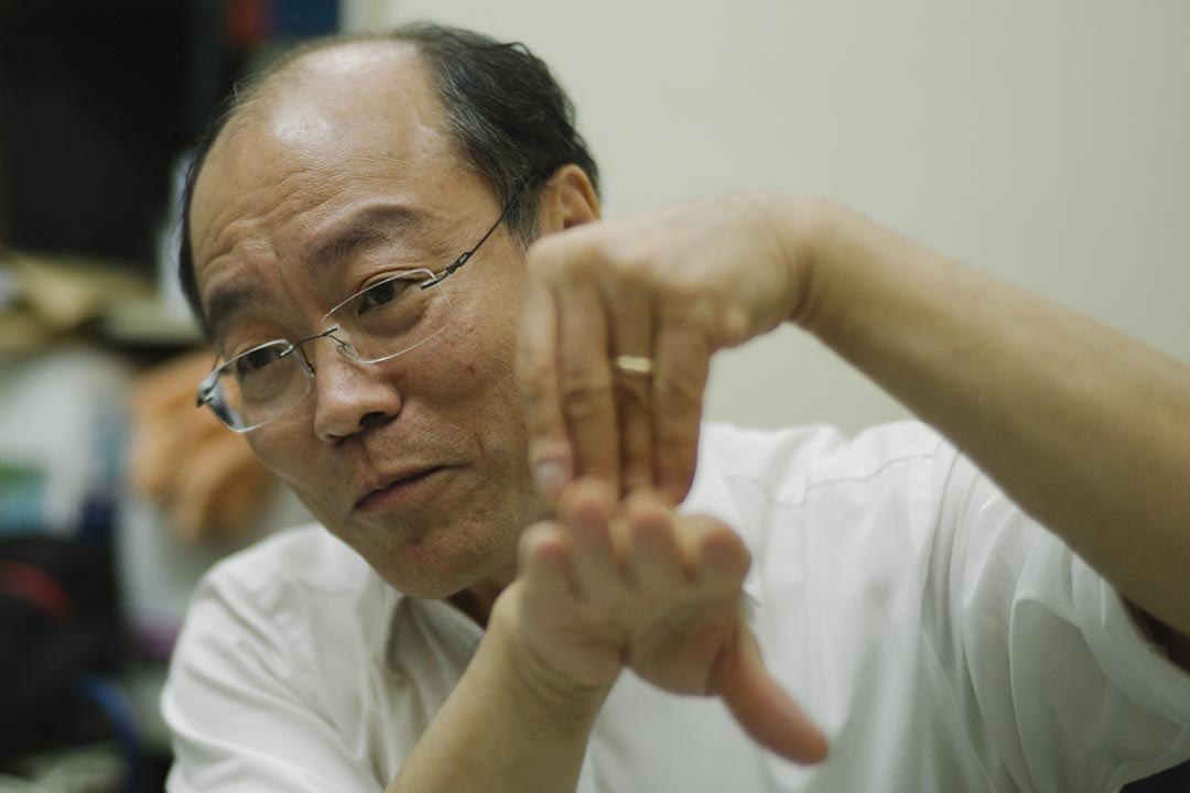 说起区议会功用及“又倾又砌”,冯检基非常着紧。 摄:叶家豪/端传媒