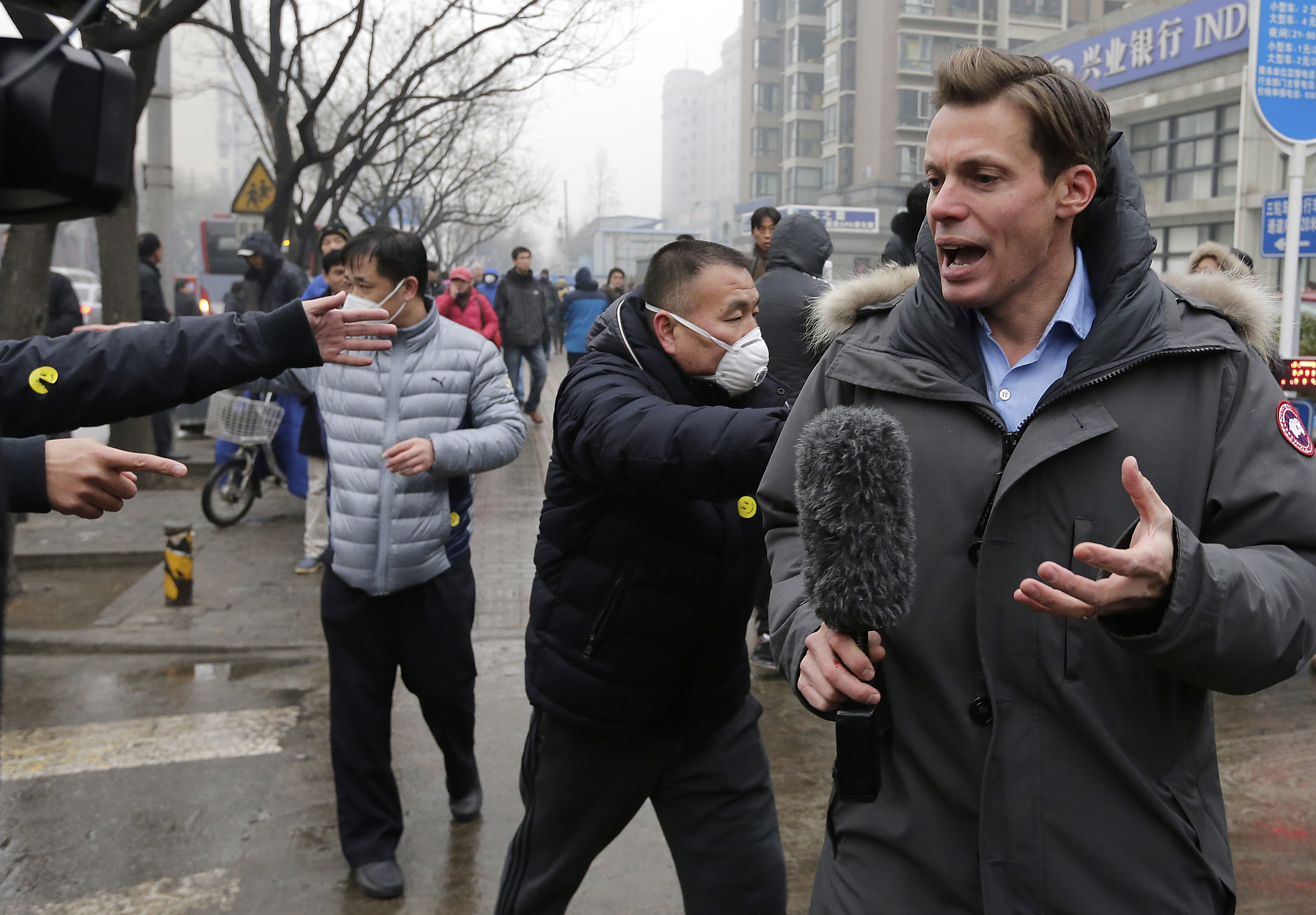 2015年12月14日,外国记者采访浦志强案被警察驱赶。摄:Andy Wong/AP