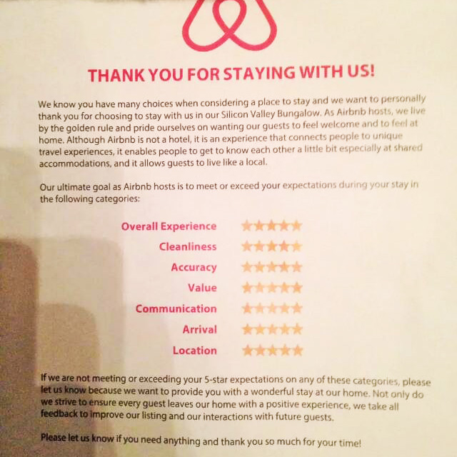 楊徐成到矽谷旅行時租住Airbnb，房東在出租的房間內擺放宣傳單張，希望住客能在評價房間時給予更高分數。相片由楊徐成提供。