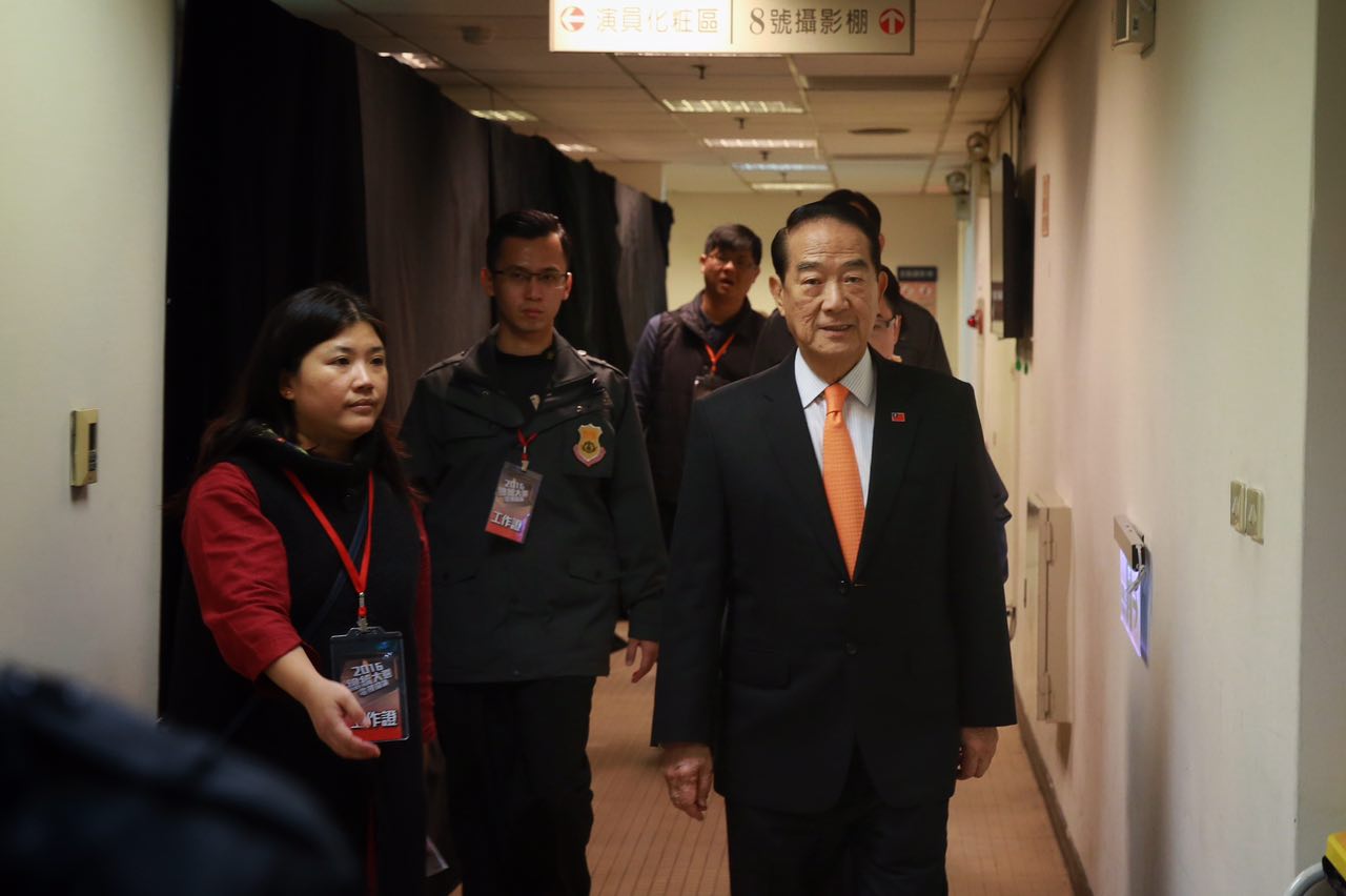 亲民党主席宋楚瑜进入公视制播场摄影棚。摄:Billy H.C. Kwok/端传媒