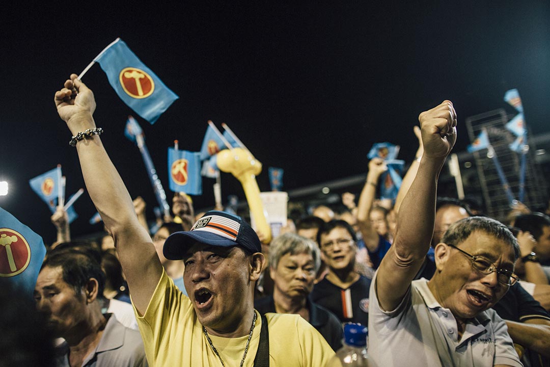 工人黨支持者在實龍崗體育場的晚會中搖旗吶喊。攝 : Anthony Kwan/端傳媒