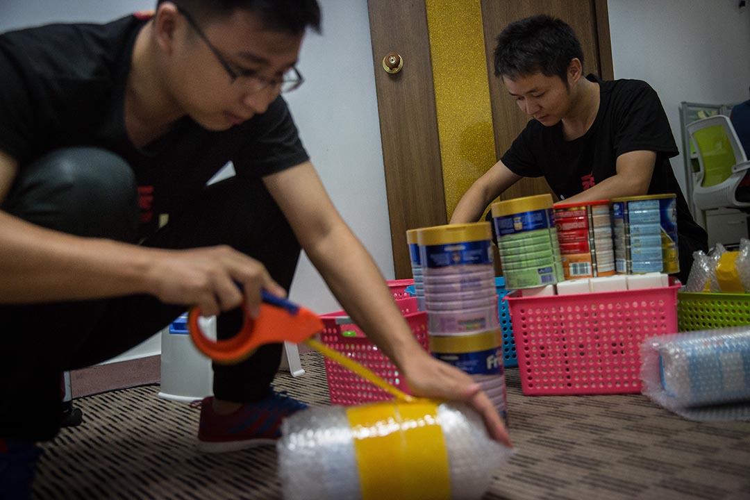員工把每天客人訂購的貨物打包。攝:Billy H.C. Kwok/端傳媒