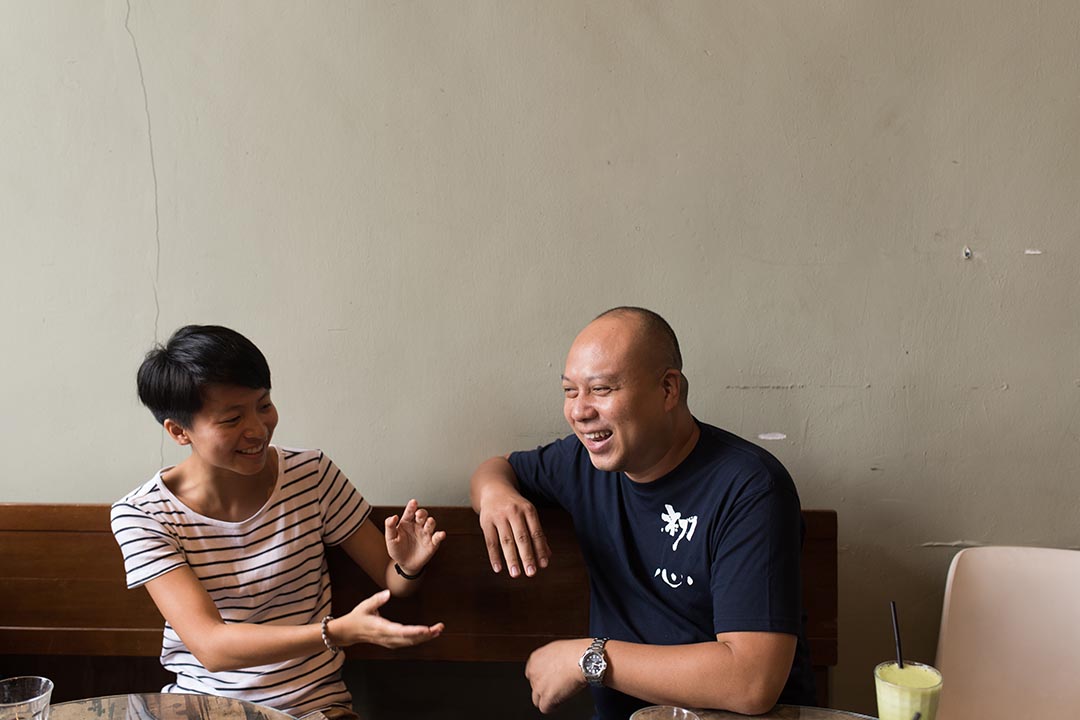 潘保傑(右)樂意支持 farm to table ,不過認為要解決物流問題,以及栽種更多蔬果種類,希望能滿足餐廳的不同需求。攝:LIT MA/端傳媒