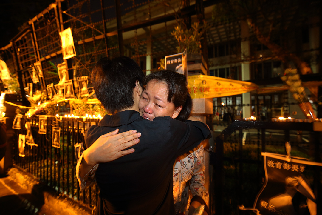 學生林冠華被發現死於新北市家中,引發台灣民衆到教育部外示威。一名女人在集會中痛哭。攝:張國耀/端傳媒
