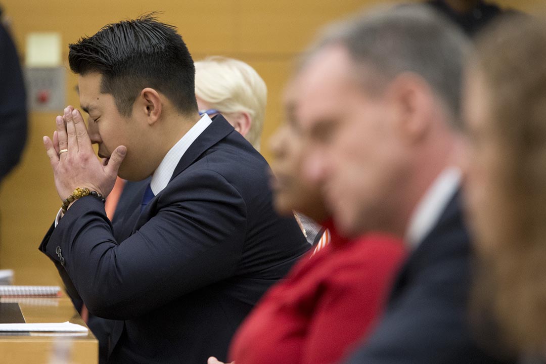 2016年2月11日,华裔警察梁彼得(Peter Liang)被裁定罪名成立后露出哀伤的神情。摄:Mary Altaffer/Pool/AP