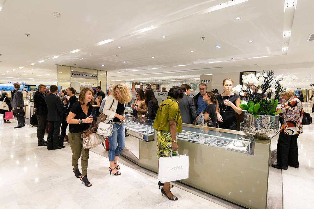 2014年10月2日,巴黎,有首饰 牌子在春天百 货店内举办宣传活动。摄:Richard Bord/GETTY
