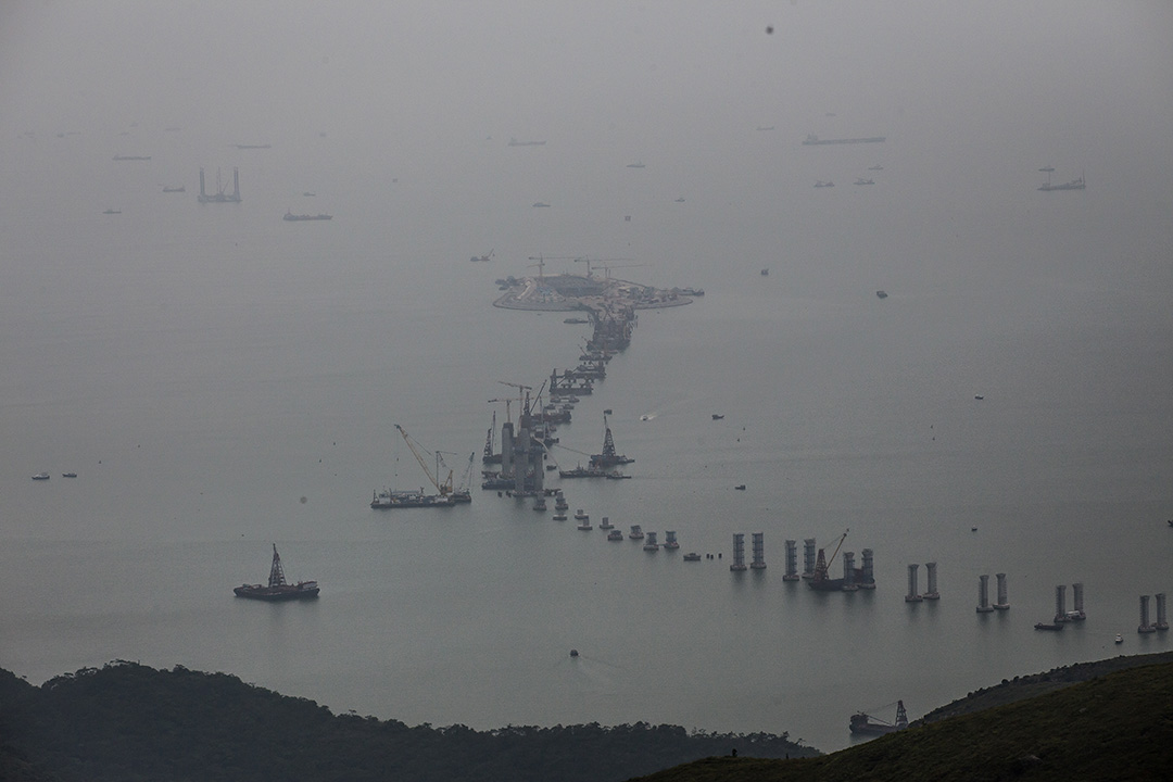 2015年6月25日,兴建中的港珠澳大桥。摄:Billy H.C. Kwok/端传媒