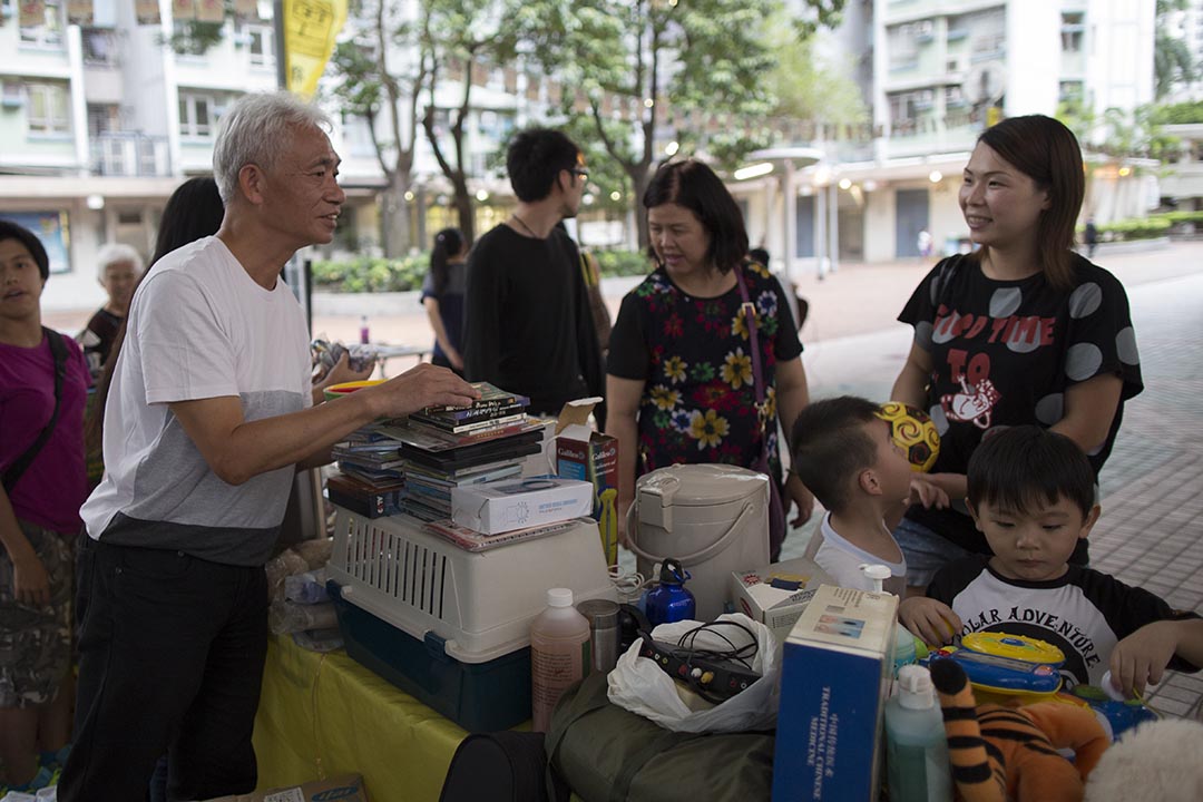 街工梁耀忠在议员办事处举办的地区活动中与街坊倾谈。摄:罗国辉/端传媒