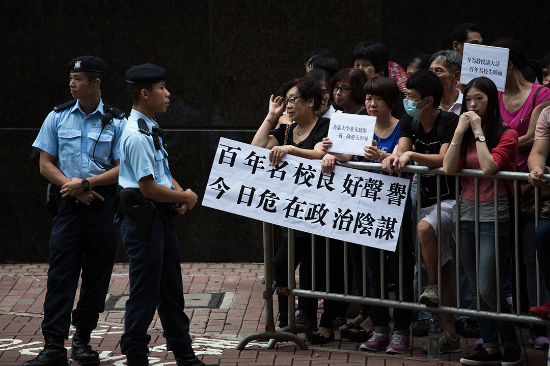 市民於港大畢業生議會舉行特別會議時到場支持。 攝:盧翊銘/端傳媒