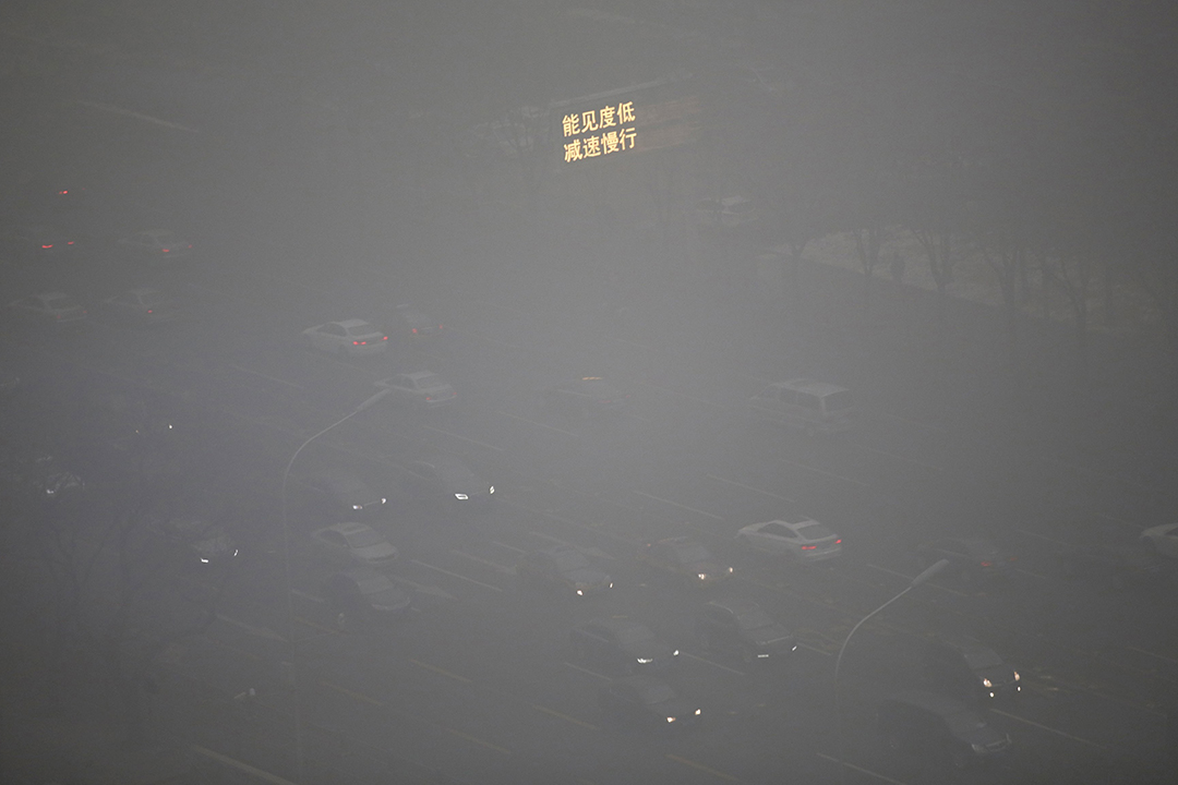 雾霾减低能见度，连日来北京市多处高速公路发生交通意外。摄:Jason Lee/REUTERS