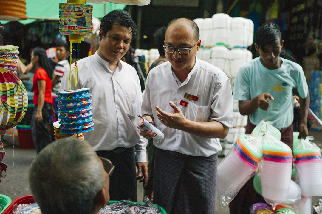 2015年11月5日,仰光,全国民主力量党(NDF)华人Aung Thu Hein参选缅甸大选,图为他于China Town拉票情况。摄:叶家豪/端传媒