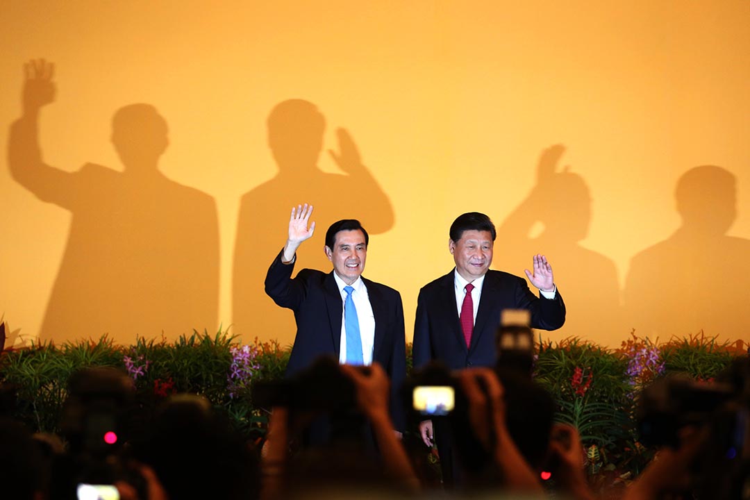 两岸分治66年来,两岸领导人中国国家主席习近平与台湾总统马英九进行历史性会面前向记者挥手。摄:卢翊铭/端传媒