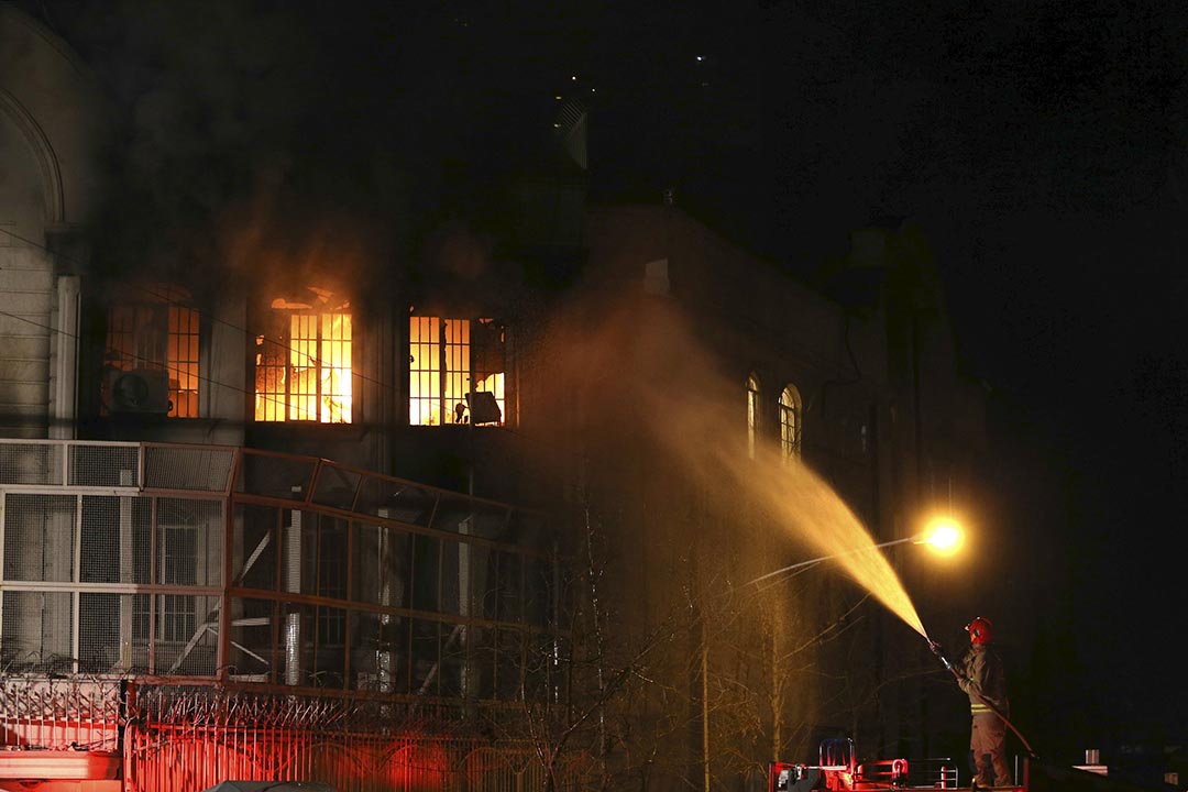 消防員在灌救被伊朗示威者焚燒沙特駐伊大使館。攝 : REUTERS/TIMA/Mehdi Ghasemi/ISNA