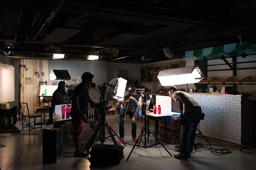 制作部每天埋首制作 HKTV Mall的产品宣传片,拍摄网购节目 Shopping Hero。摄:Lit Ma/端传媒