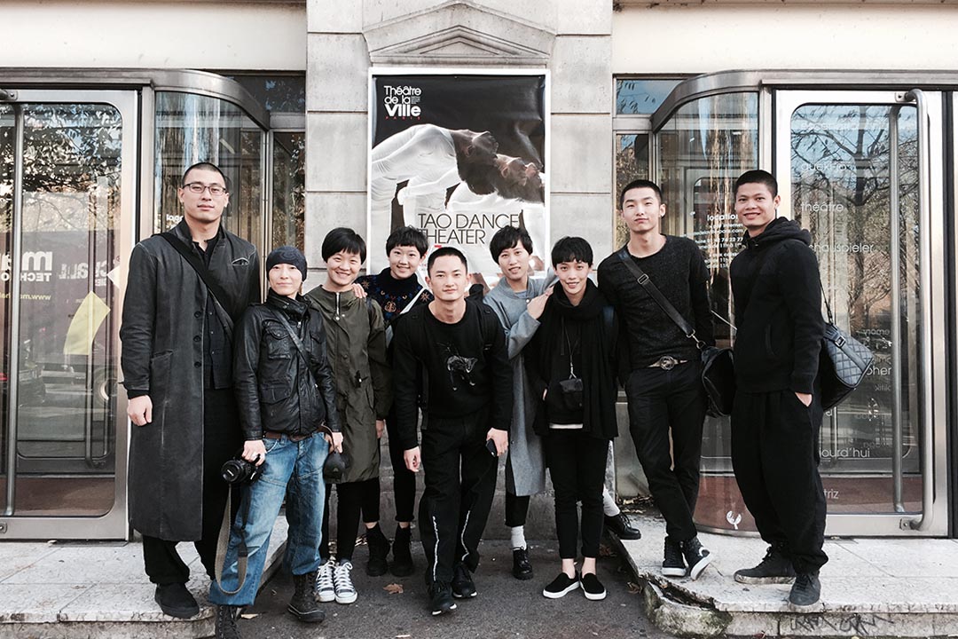 陶冶(左一)和舞團成員在演出前在巴黎城市劇院門口合影。照片由受訪者提供