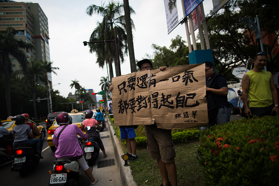 民眾於教育部外聚集,向路過的車輛展示林冠華的標語。攝: Billy H.C. Kwok/ 端傳媒