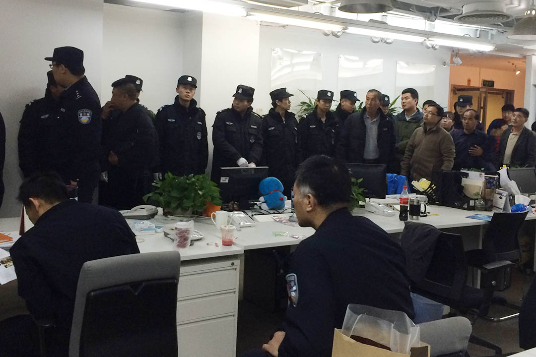 朝陽分局警員晚間8點50分現場通知：30分鐘後清理無界新聞編輯部現場，所有「討薪」的卓達集團工人代表必須離開，否則一切後果自負。