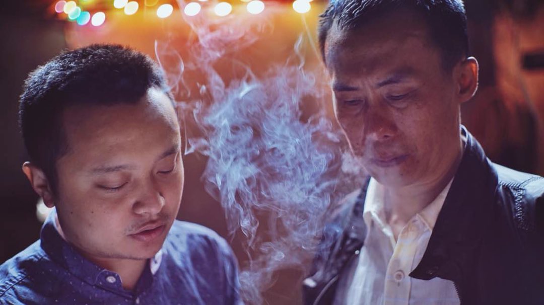 毕赣(左)和自己的姑父、《路边野餐》男主角陈升的扮演者陈永忠。图片由天画画天提供