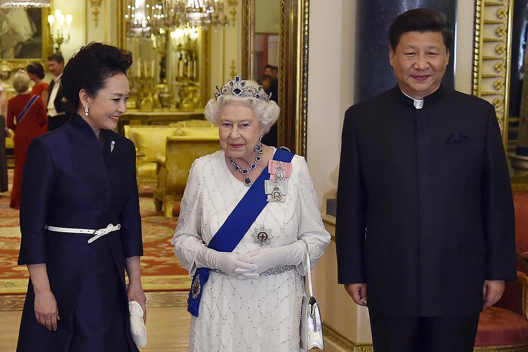 英國女王伊麗莎白二世在白金漢宮跟中國國家主席習近平與妻子彭麗媛見面。攝：Toby Melville/REUTERS