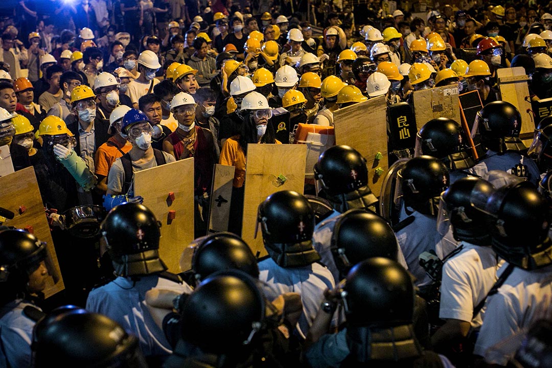 2014年11月26日,旺角,示威者穿上保护装备与警方对峙。
摄: Chris McGrath/Getty