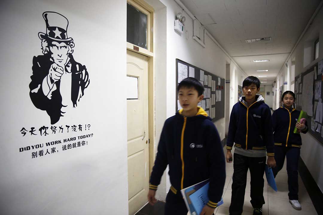 北京臨川學校，幾個學生在課間休息時間路過。攝：Wu Hao/端傳媒