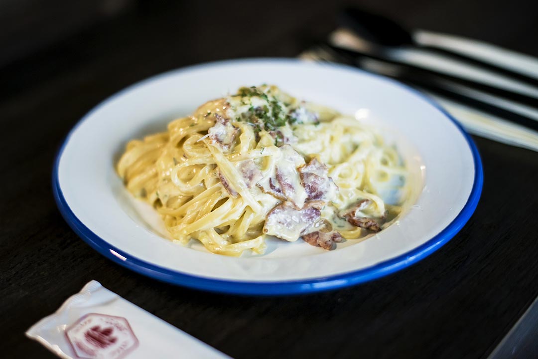 Carbonara Linguine $150，數細路界最人氣意粉，當數Carbonara。煙肉、蛋汁、忌廉汁，加上大量巴馬臣芝士，香香香香香！小朋友個個清碟。攝：Keith Tsuji/ 端傳媒