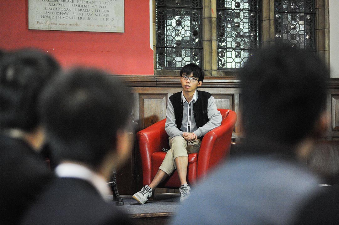 黄之锋在牛津辩论社(Oxford Union)演讲。摄 : Rex Features via AP Images